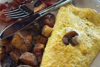 Mirro's Cafe, Spinach Feta Mushroom Omelette